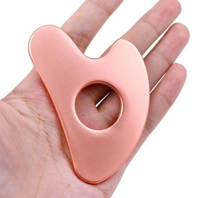 Acciaio inossidabile a forma di cuore Hollow Gua Sha Board Metal Facial Beauty Tool per l'area di massaggio del corpo intero e OEM / ODM