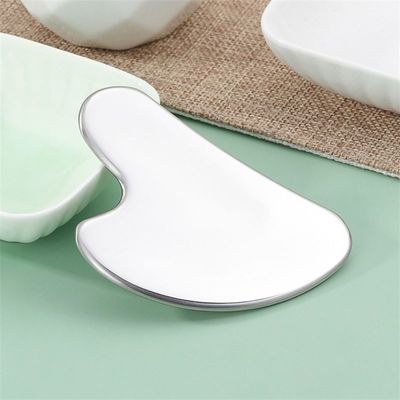 Logo personalizzato Strumento per la cura della pelle in acciaio inossidabile Tavola Gua Sha a forma di cuore per lifting facciale Massaggiatore metallico