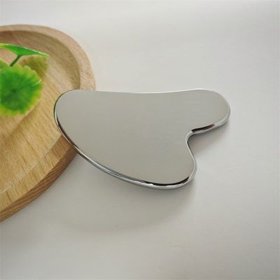Logo personalizzato Strumento per la cura della pelle in acciaio inossidabile Tavola Gua Sha a forma di cuore per lifting facciale Massaggiatore metallico
