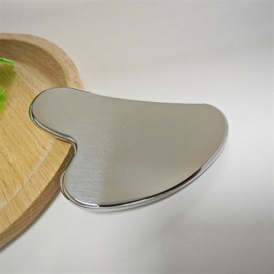 Logo personalizzato Strumento per la cura della pelle in acciaio inossidabile Tavola Gua Sha a forma di cuore per lifting facciale Massaggiatore metallico