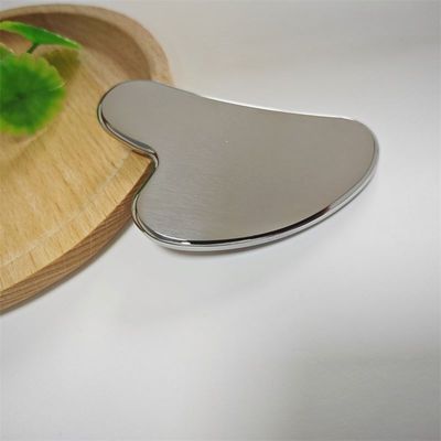 Logo personalizzato Strumento per la cura della pelle in acciaio inossidabile Tavola Gua Sha a forma di cuore per lifting facciale Massaggiatore metallico