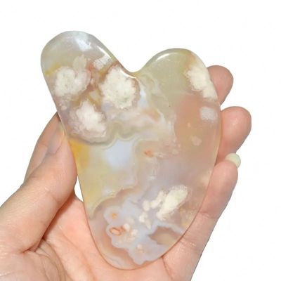 Cherry Blossom Agate Heart Shape Gua Sha Board Massaggio per la cura della pelle Strumento per la fisioterapia a infrarossi