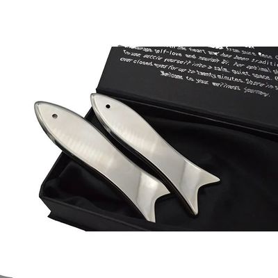 Tavola Guasha in acciaio inossidabile a forma di pesce Strumento tradizionale di massaggio Guasha in metallo per la cura della salute del viso e del corpo