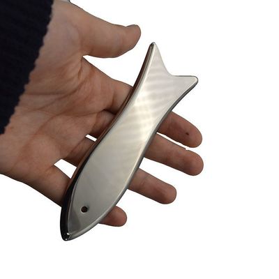 Tavola Guasha in acciaio inossidabile a forma di pesce Strumento tradizionale di massaggio Guasha in metallo per la cura della salute del viso e del corpo