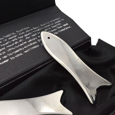 Tavola Guasha in acciaio inossidabile a forma di pesce Strumento tradizionale di massaggio Guasha in metallo per la cura della salute del viso e del corpo