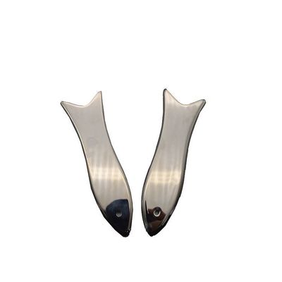 Tavola Guasha in acciaio inossidabile a forma di pesce Strumento tradizionale di massaggio Guasha in metallo per la cura della salute del viso e del corpo
