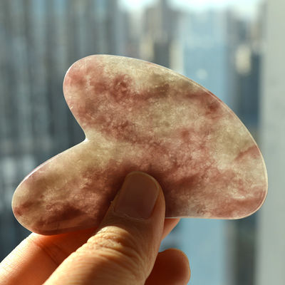 2024 Naturale Fragola Cristallo Giada Gua Sha Forma Cuore Faccia Raschiatura Massaggio Guasha Tavola per Massaggio Area Corpo Intero
