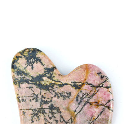 Funzione di massaggio muscolare Forma naturale del cuore Pietra di Rhodonite Gua Sha Scraping Board per la bellezza facciale e cura della salute della pelle del corpo Spa
