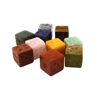 Metti le mani su Gemstone 15mm Cube Dice Un must per ogni appassionato di gioco