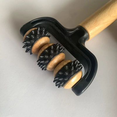 Roller di massaggio in legno per il massaggio muscolare tenendo il dolore della cellulite