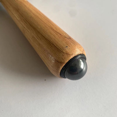 Roller di massaggio in legno per il massaggio muscolare tenendo il dolore della cellulite