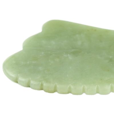 Attrezzatura per il massaggio del corpo Manuale Strumento GuaSha realizzato in giada verde Xiuyan naturale per la scultura della mascella e la riduzione del gonfiore