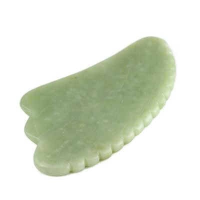 Attrezzatura per il massaggio del corpo Manuale Strumento GuaSha realizzato in giada verde Xiuyan naturale per la scultura della mascella e la riduzione del gonfiore