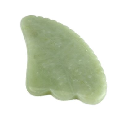 Attrezzatura per il massaggio del corpo Manuale Strumento GuaSha realizzato in giada verde Xiuyan naturale per la scultura della mascella e la riduzione del gonfiore