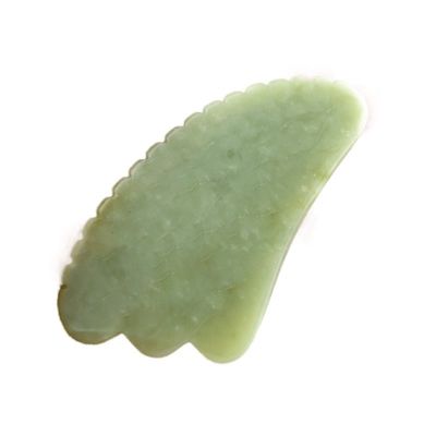 Attrezzatura per il massaggio del corpo Manuale Strumento GuaSha realizzato in giada verde Xiuyan naturale per la scultura della mascella e la riduzione del gonfiore