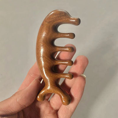 Attrezzatura per il massaggio della testa 2023 di legno di sandalo naturale Gua Sha Scalp Massaggio pettine di legno Guasha strumento per la cura dei capelli e il rilassamento della testa