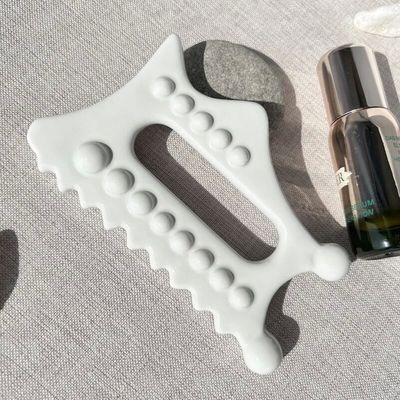 Strumento di massaggio Gua Sha personalizzabile Tavola di pietra Guasha Cream per raschiamento dei tessuti molli sulle gambe posteriori Braccia collo Spalla SPA