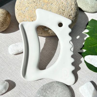 Strumento di massaggio in ceramica Gua Sha per drenaggio linfatico Jawline Sculptor Massaggiatore per il corpo Strumenti per la cura della pelle Guasha Funzione ceramica