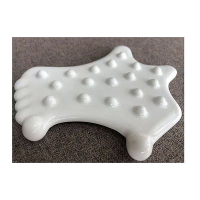 Solleva la pelle e rilassati i muscoli con lo strumento di massaggio Gua Sha in ceramica bianca