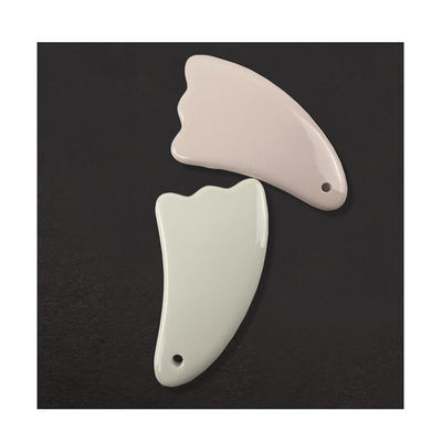 La tavola di massaggio in ceramica Guasha La scelta definitiva per la cura della pelle del viso e del corpo Trattamento di Gua Sha nelle cure sanitarie di Spa