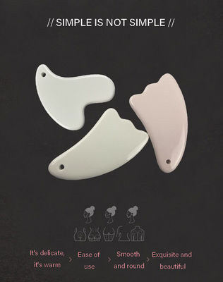 La tavola di massaggio in ceramica Guasha La scelta definitiva per la cura della pelle del viso e del corpo Trattamento di Gua Sha nelle cure sanitarie di Spa