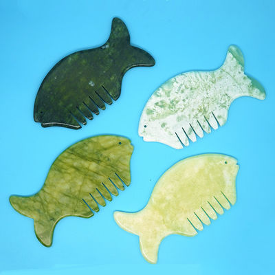 2024 Forma di pesce Xiuyan naturale Giada Gua Sha Scalp Massaggio pettine testa Guasha massaggiatore per attrezzature di massaggio testa gialla