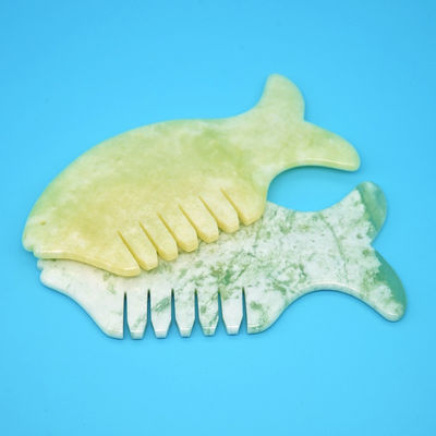 2024 Forma di pesce Xiuyan naturale Giada Gua Sha Scalp Massaggio pettine testa Guasha massaggiatore per attrezzature di massaggio testa gialla