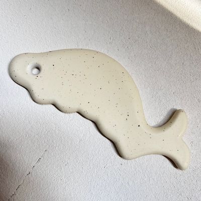 Massaggio in ceramica a forma di pesce efficace strumento di raschiatura Gua Sha per massaggiatore facciale