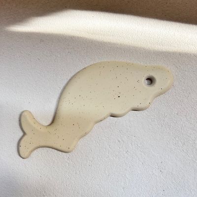 Massaggio in ceramica a forma di pesce efficace strumento di raschiatura Gua Sha per massaggiatore facciale