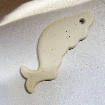 Massaggio in ceramica a forma di pesce efficace strumento di raschiatura Gua Sha per massaggiatore facciale