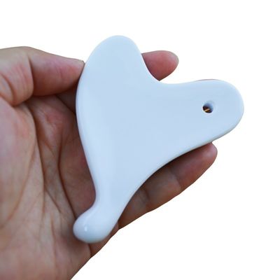 2024 Forma di cuore Mini Ceramica Gua Sha Massaggio strumento per il lifting facciale e riduzione delle rughe Logo personalizzato disponibile