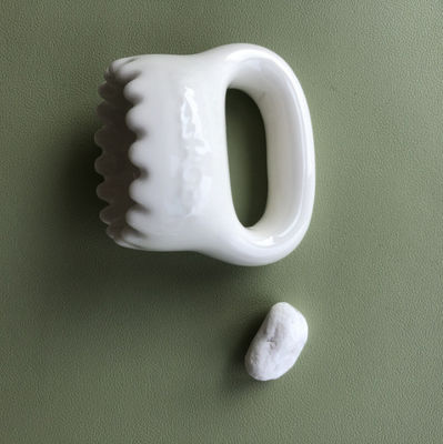 Spazzola di massaggio per il cuoio capelluto in ceramica bianca per massaggiatori di testa e massaggiatori di corpo strumento di rilassamento sanitario 2024
