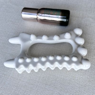 Disponibile il logo personalizzato, strumento di massaggio in ceramica portatile Gua Sha per la cura della propria pelle, prodotti sanitari