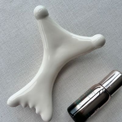 Disponibile il logo personalizzato Massaggiatore per muscoli del corpo attrezzo di massaggio ceramico Gua Sha per la cura della propria pelle