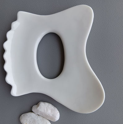 Disponibile il logo personalizzato Mini Ceramic Gua Sha Massage Tool Massaggio del corpo per il collo Faccia e cura della pelle Spa Facial Lifting