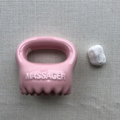 Attrezzatura per il massaggio del corpo Ceramica per uso domestico Colore rosa Gua Sha Strumento di massaggio del cuoio capelluto con maniglia e spa Massaggiatore di bellezza rilassante