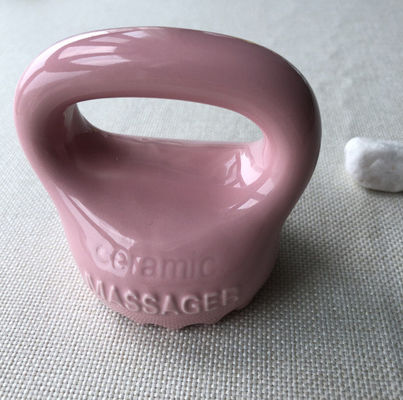 Attrezzatura per il massaggio del corpo Ceramica per uso domestico Colore rosa Gua Sha Strumento di massaggio del cuoio capelluto con maniglia e spa Massaggiatore di bellezza rilassante