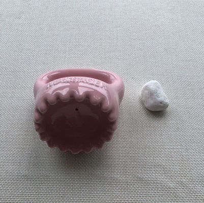 Attrezzatura per il massaggio del corpo Ceramica per uso domestico Colore rosa Gua Sha Strumento di massaggio del cuoio capelluto con maniglia e spa Massaggiatore di bellezza rilassante