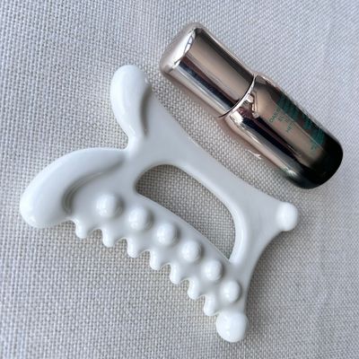 Prova i benefici del drenaggio linfatico con il nostro strumento di massaggio in ceramica Gua Sha Scraping