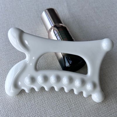 Prova i benefici del drenaggio linfatico con il nostro strumento di massaggio in ceramica Gua Sha Scraping