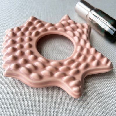 Massaggiatore Faciale Spa Forma Stella Rosa Grandi Tavola Massaggio in Ceramica Gua Sha con Logo Personalizzato Disponibile