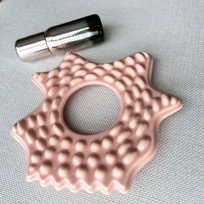 Massaggiatore Faciale Spa Forma Stella Rosa Grandi Tavola Massaggio in Ceramica Gua Sha con Logo Personalizzato Disponibile