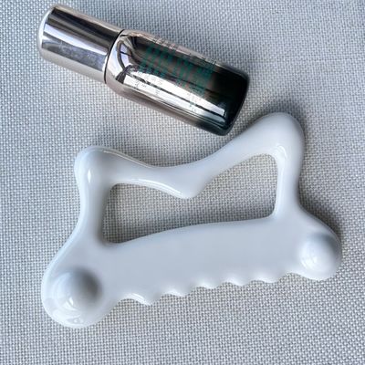 Strumento di massaggio in ceramica Gua Sha per massaggiare il viso Massaggiatore corpo cura della pelle Spa Facial lifting attrezzature di bellezza
