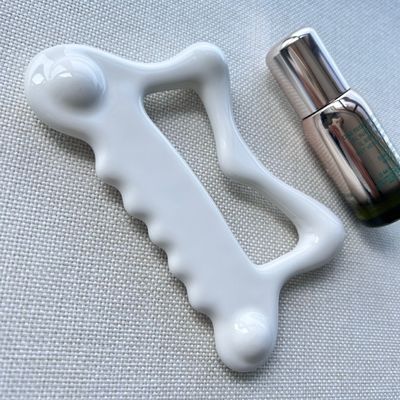 Strumento di massaggio in ceramica Gua Sha per massaggiare il viso Massaggiatore corpo cura della pelle Spa Facial lifting attrezzature di bellezza