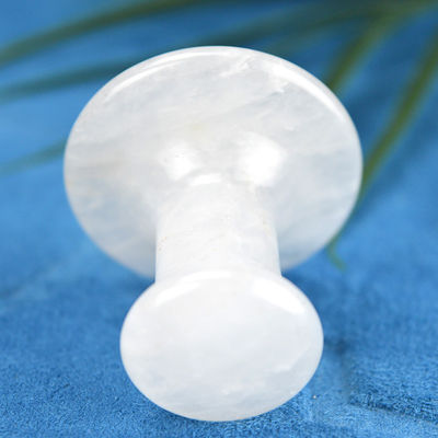 Pietra a forma di fungo naturale trasparente di quarzo Gua Sha per massaggi facciali e corporei