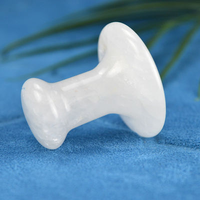 Pietra a forma di fungo naturale trasparente di quarzo Gua Sha per massaggi facciali e corporei