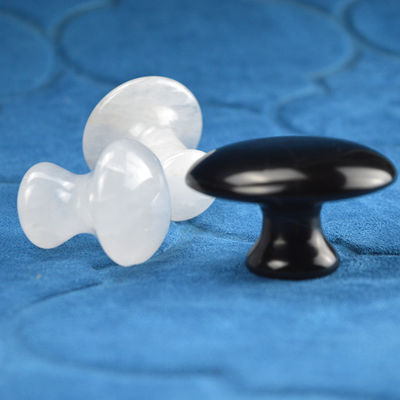 Pietra a forma di fungo naturale trasparente di quarzo Gua Sha per massaggi facciali e corporei