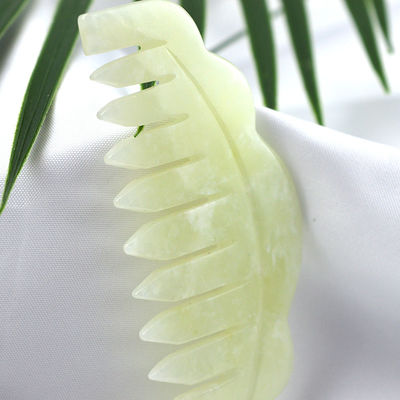 Xiuyan Jade Massage Comb 9.2cm*4.6cm Dimensione Verde chiaro Colore Promuove la circolazione sanguigna e migliora il sonno