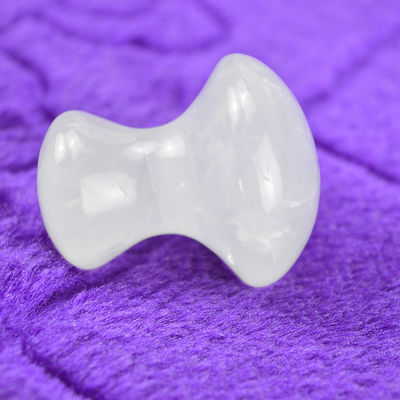 Quarzo trasparente Gua Sha per lo smaltimento del viso e lo scrapping massaggio Copertura del corpo intero 41 * 35mm Forma naturale di pietra di fungo