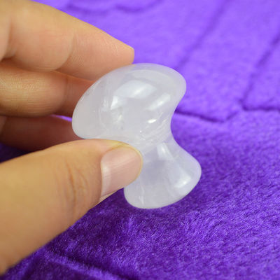 Quarzo trasparente Gua Sha per lo smaltimento del viso e lo scrapping massaggio Copertura del corpo intero 41 * 35mm Forma naturale di pietra di fungo